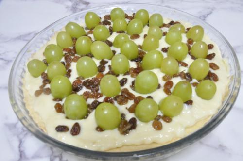 Jak uvařit koláč s hrozny a rozinkami? Snadné recept, připravený za 45 - 60 minut